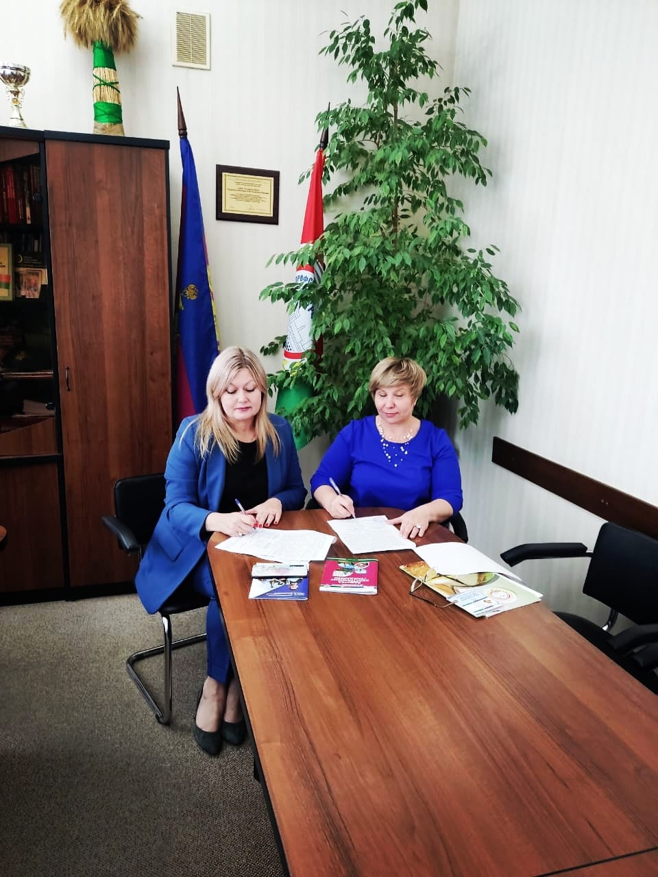 Подписано Соглашение о взаимодействии и сотрудничестве между ГБУ КК «Многофункциональный миграционный центр» и Краснодарской краевой организацией Профсоюза работников АПК РФ
